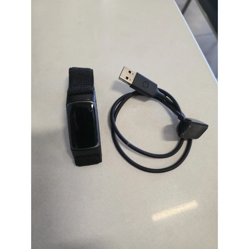 Fitbit Charge 5 w/ Charger - works - tested